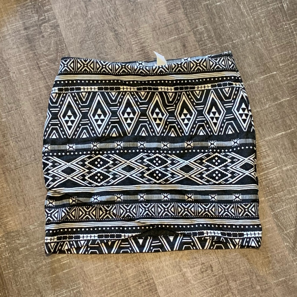 H&M back and white tribal print skirt size M